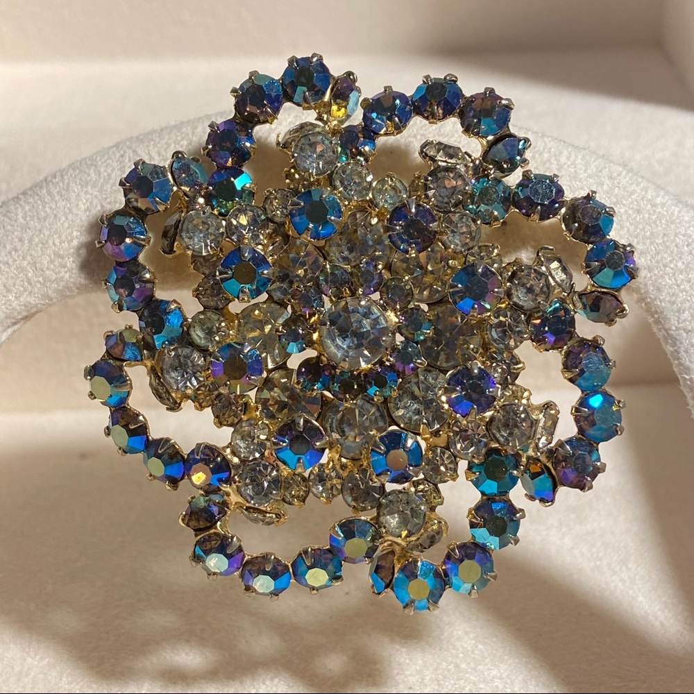 Vintage Stunning Brooch “So Beautiful”